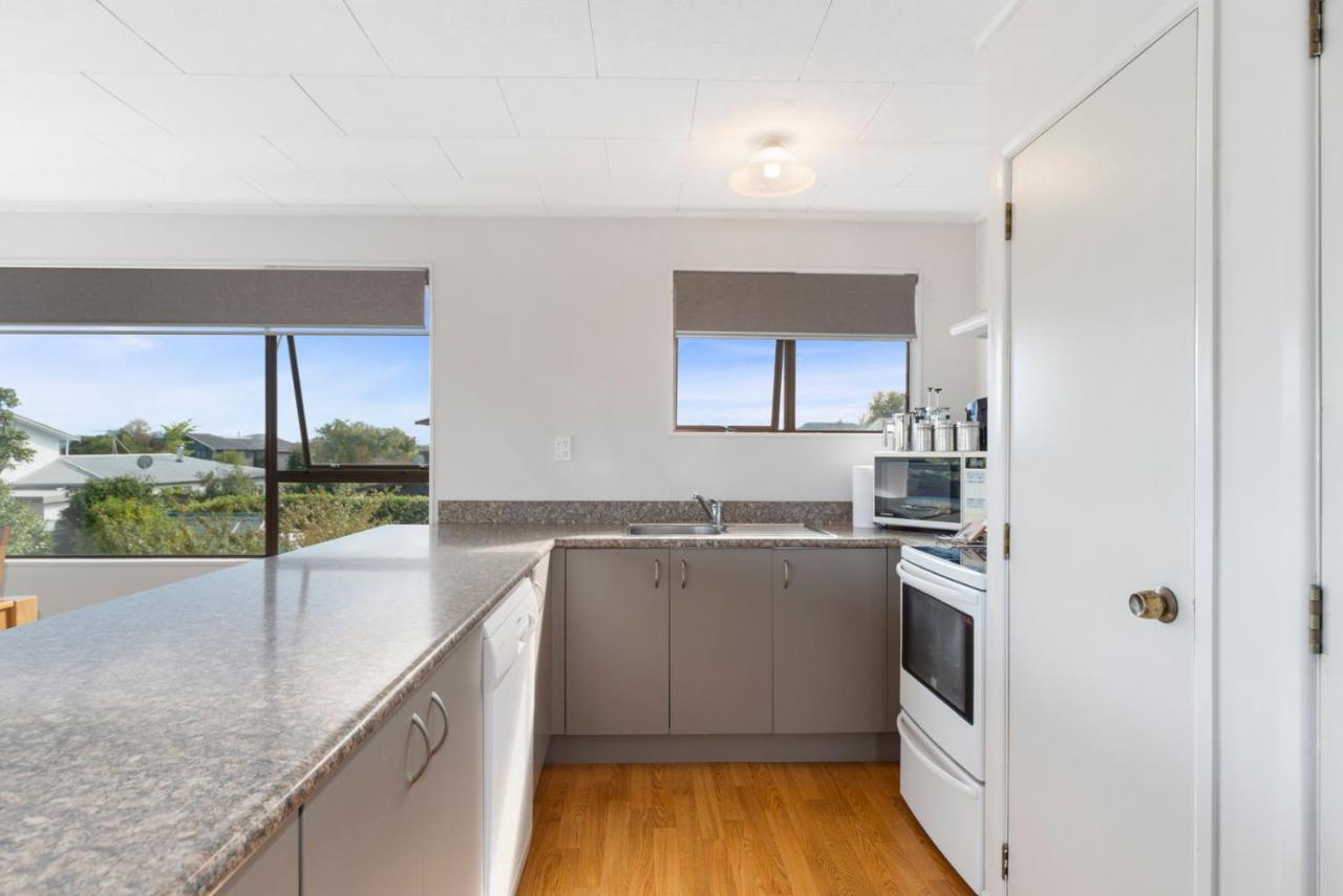 Rainbow Lake House - Lake Taupo Holiday Home المظهر الخارجي الصورة