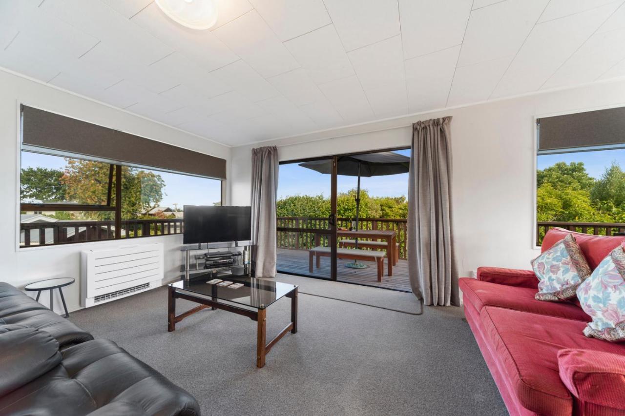 Rainbow Lake House - Lake Taupo Holiday Home المظهر الخارجي الصورة
