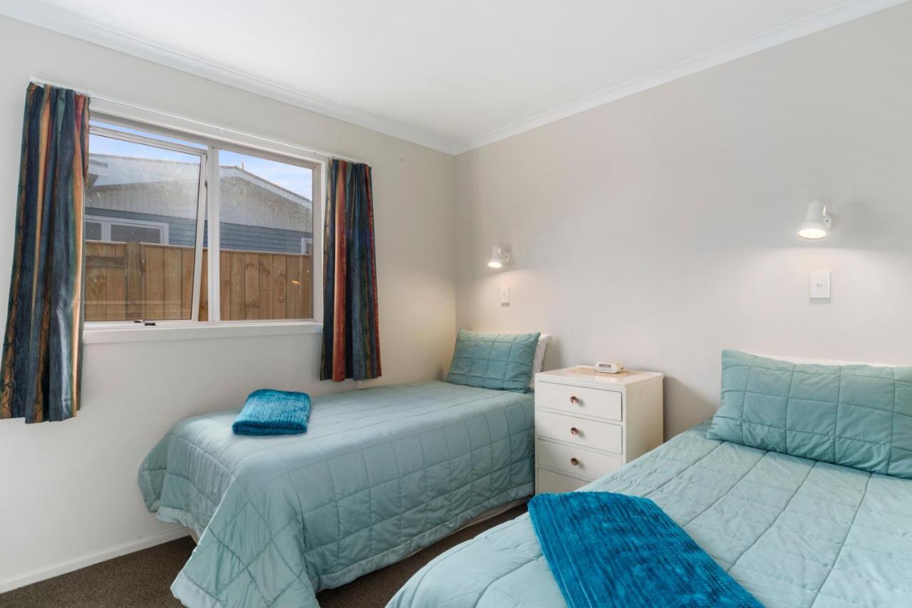 Rainbow Lake House - Lake Taupo Holiday Home المظهر الخارجي الصورة