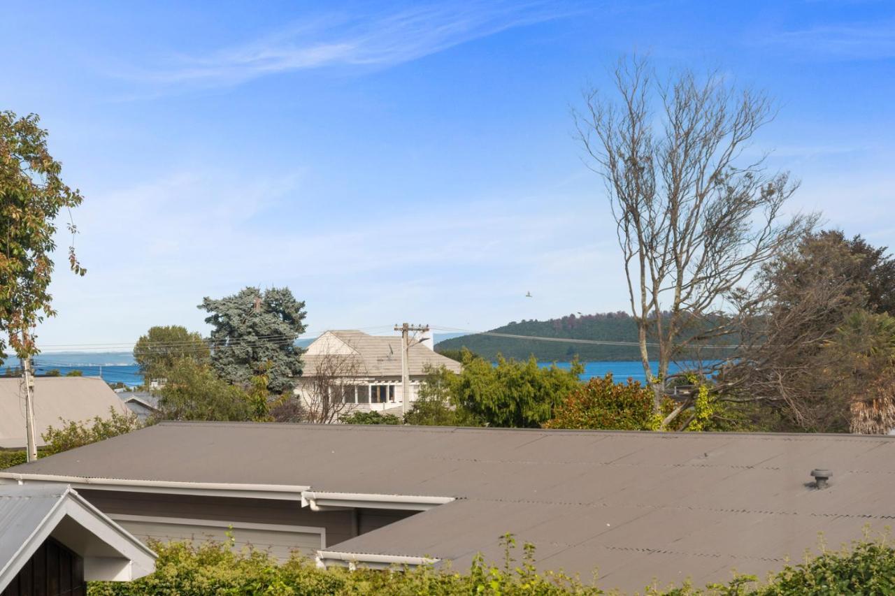 Rainbow Lake House - Lake Taupo Holiday Home المظهر الخارجي الصورة