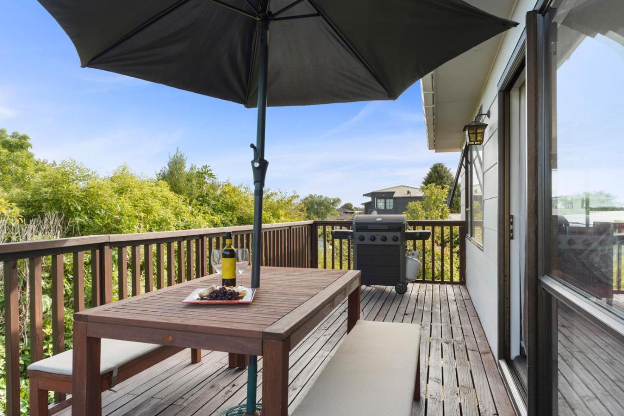 Rainbow Lake House - Lake Taupo Holiday Home المظهر الخارجي الصورة