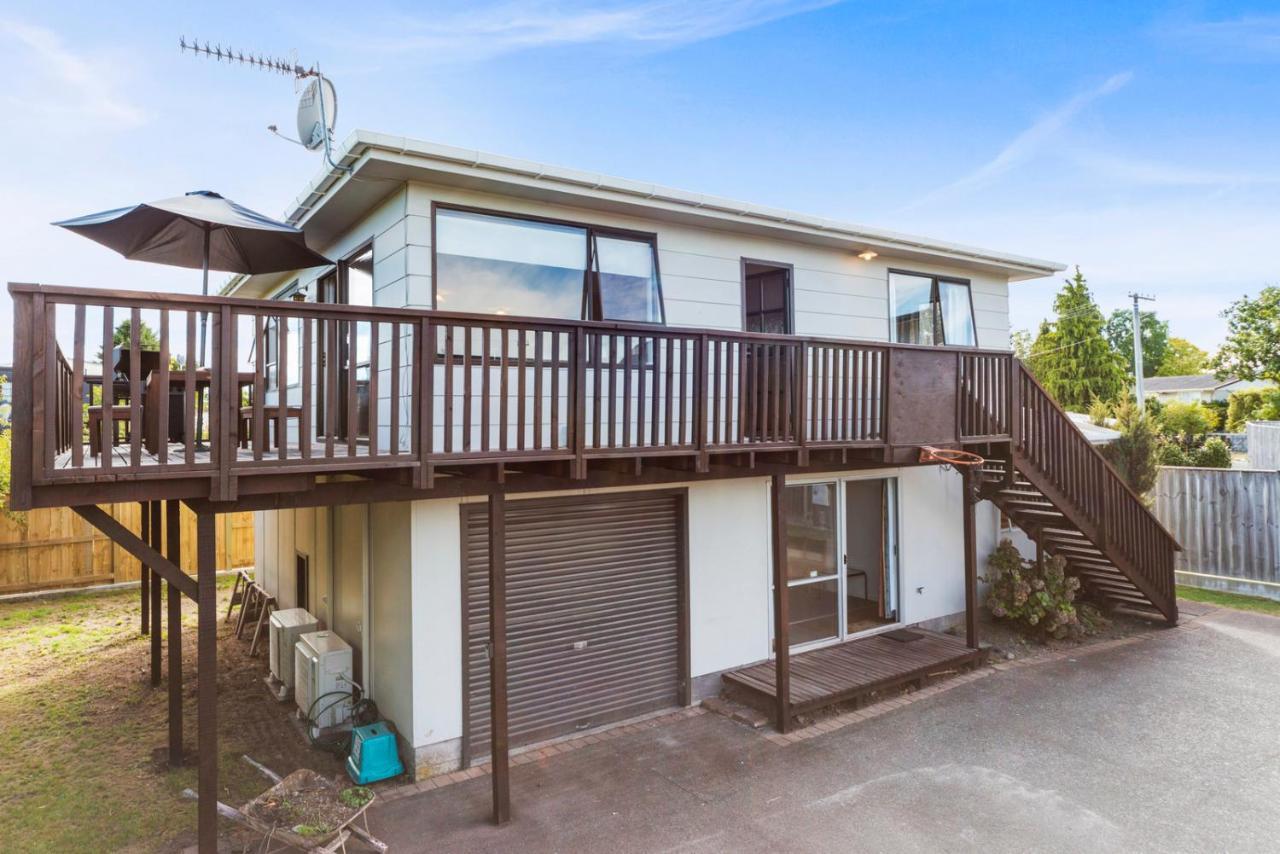 Rainbow Lake House - Lake Taupo Holiday Home المظهر الخارجي الصورة